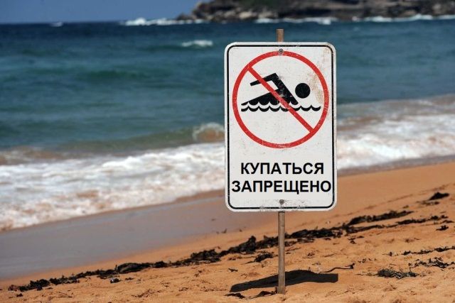 На пляжах Махачкалы запретили купаться из-за загрязненной воды