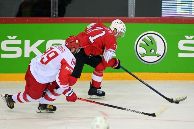 Слева направо: Никита Нестеров (Россия) и Энцо Корви (Швейцария) в матче группового этапа чемпионата мира по хоккею 2021 между сборными командами Швейцарии и России.