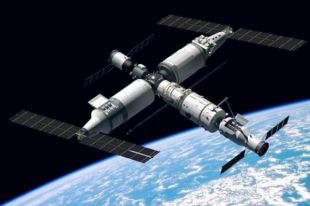 Китай отправит трех космонавтов на свою новую космическую станцию.