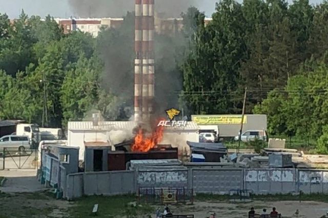 Вагончики рядом с газовой котельной загорелись в Новосибирске