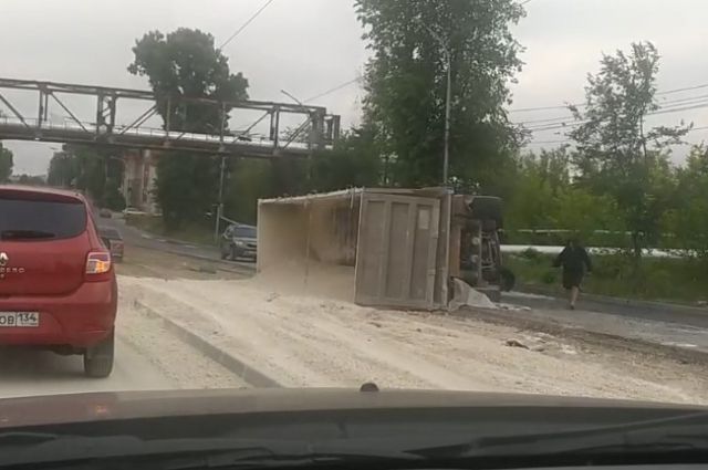В Саратове перевернулся грузовик с щебнем на Азина