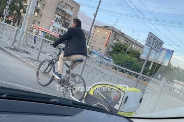 В столице Урала мужчина прикрепил коляску к велосипеду и выехал на дорогу