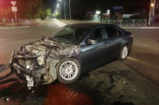 В Оренбурге ночью Toyota протаранила и опрокинула «Газель» дорожников.