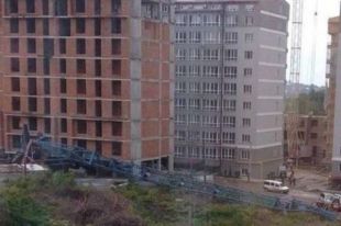 На стройплощадке в Черновцах упал подъемный кран: работник в реанимации