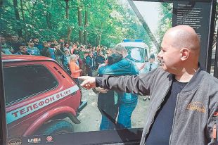 Олег Леонов на открытии выставки «10 лет в поисках пропавших».