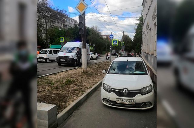 В Туле мужчина на Renault сбил четырех человек на тротуаре
