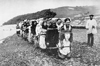 Женщины тянут плоты на реке Суре, 1900-е гг.