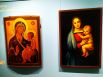 Слева – икона Богоматери с младенцем, написанная неизвестным мастером в 17-м веке. Справа – копия картины Рафаэля Санти «Мадонна с младенцем», сделанная неизвестным художником в 19-м веке. На этом примере объясняется разница между иконой и картиной. 