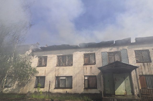 В Гусь-Хрустальном 29 пожарных потушили горящую крышу столовой