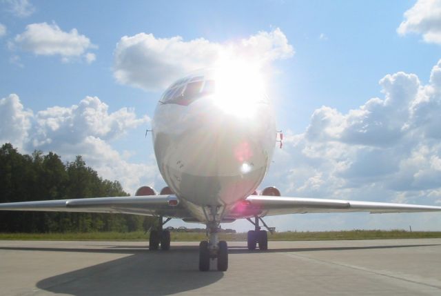 Военный самолет Ил-62 задел крылом автобус в аэропорту Новосибирска