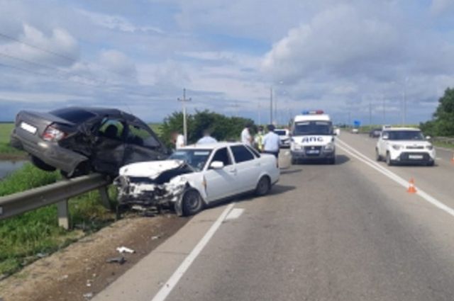 На трассе в Теучежском районе двое полицейских попали в аварию