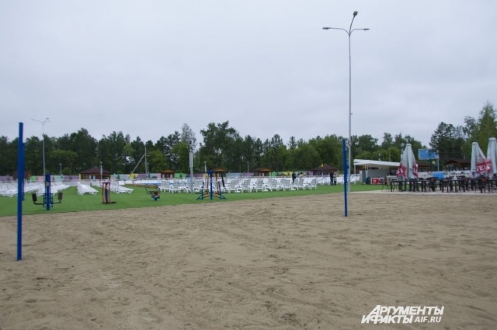 Площадка для пляжного волейбола засыпана мягким песком