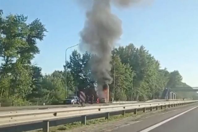 В Тульской области автомобиль влетел в ограждение и загорелся