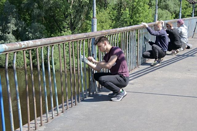 В Брянске волонтеры «Единой России» приступили к покраске Голубого моста