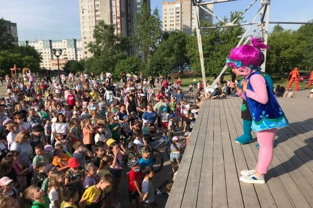 На Бульваре Победы в Новосибирске сотни детей отметили начало лета