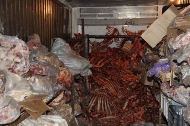 Работники мясокомбината в Омске сбежали через окно во время проверки