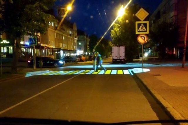 В Калининграде появился первый проекционный пешеходный переход