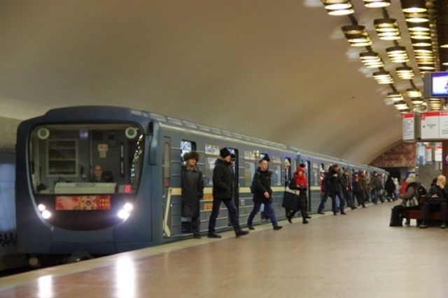 Мэр Новосибирска Локоть пересел с автомобиля на метро из-за пробок