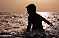 За купание детей в возрасте до 14 лет без взрослых предусмотрен штраф в размере от 3000 до 5000 рублей.