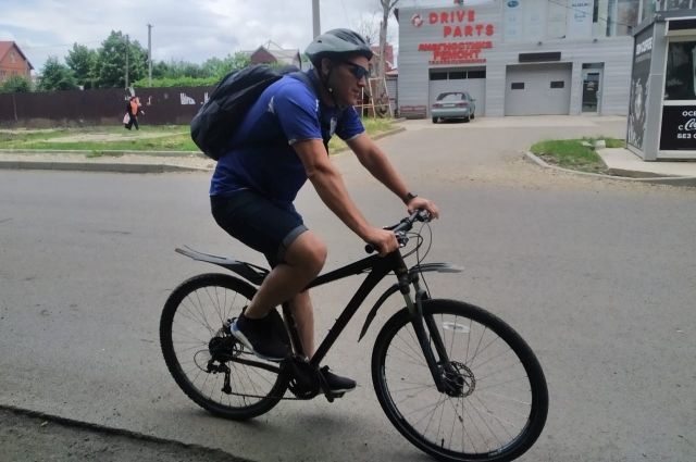 Федор каждое утро добирается на работу на велосипеде.