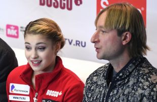 Алена Косторная и тренер Евгений Плющенко после выступления фигуристки с короткой программой в женском одиночном катании на IV этапе Кубка России - Ростелеком 2020-2021 гг. по фигурному катанию в Казани.