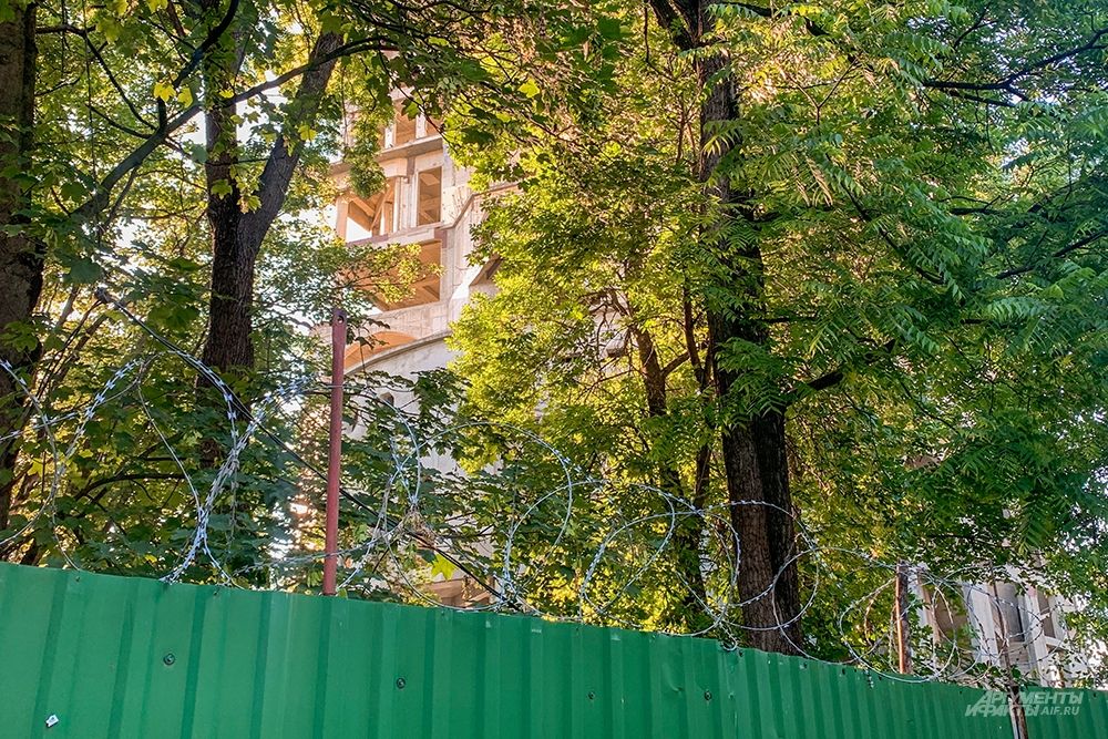 В настоящий момент территория здания окружена забором с колючей проволокой.