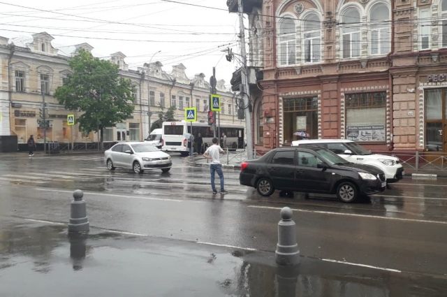 В Саратове автобус №11 протаранил легковушку на Московской