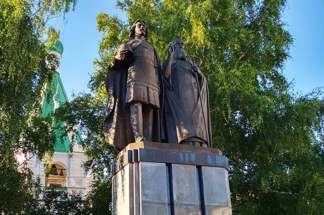 Памятник основателю города Георгию Всеволодовичу и его наставнику святителю Симеону Суздальскому.