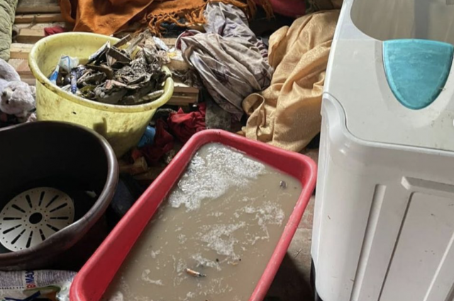 Везде разбросан мусор, много окурков, которые дети, за неимением нормальной еды, употребляют в пищу. 