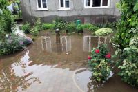 В Днепре из-за сильных дождей затоплены частные дворы.