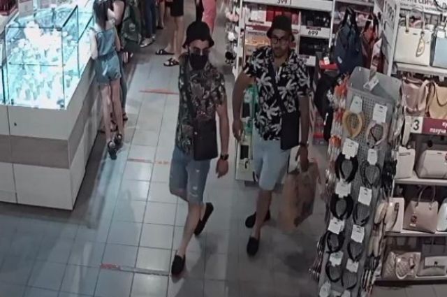 Полиция Тольятти ищет подозреваемых в краже трёх пар обуви из магазина