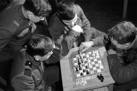Бойцы гвардейской Таманской дивизии играют в шахматы во время отдыха. 1968 год.