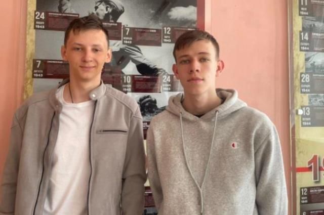 Кирилл Козырев (слева) и Анфир Валеев из 11 «а» , награжденные главой СК РФ Александром Бастрыкиным.