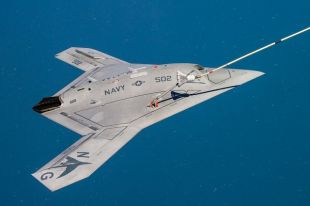 Многоцелевой ударный БПЛА Northrop Grumman X-47B Министерства обороны США дозаправляется в воздухе.