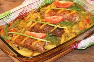 Свиные рулеты с начинкой и картофелем: рецепт сытного блюда