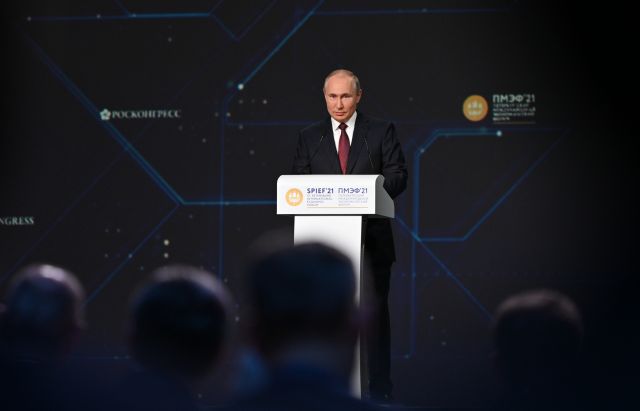 Путин поручил освободить малый бизнес от налоговой отчётности
