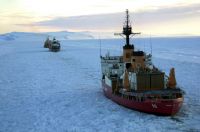 Российский ледокол «Красин» прокладывает путь для ледокола береговой охраны США «Polar Star» и сухогруза «American Tern».