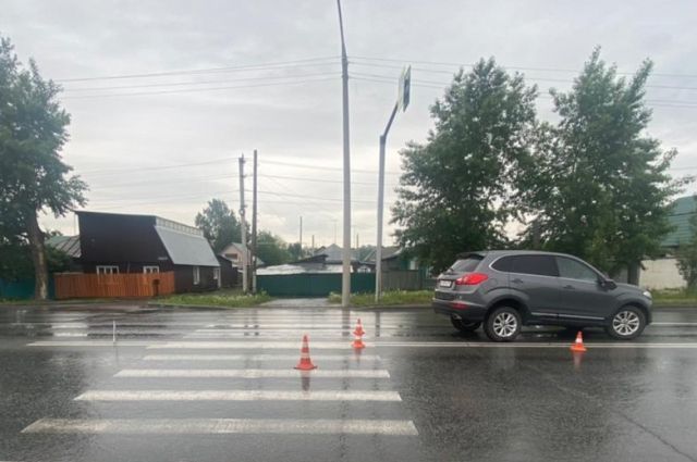 Внедорожник сбил мужчину и девочку на пешеходном переходе в Новосибирске