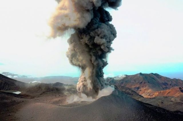 На Курилах вулкан Эбеко выбросил столб пепла на высоту 2,5 км