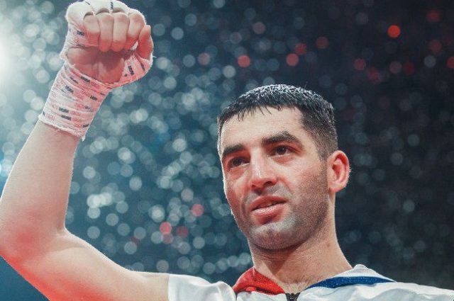 Миша Алоян защитил титул чемпиона WBA Gold досрочной победой над Грищуком