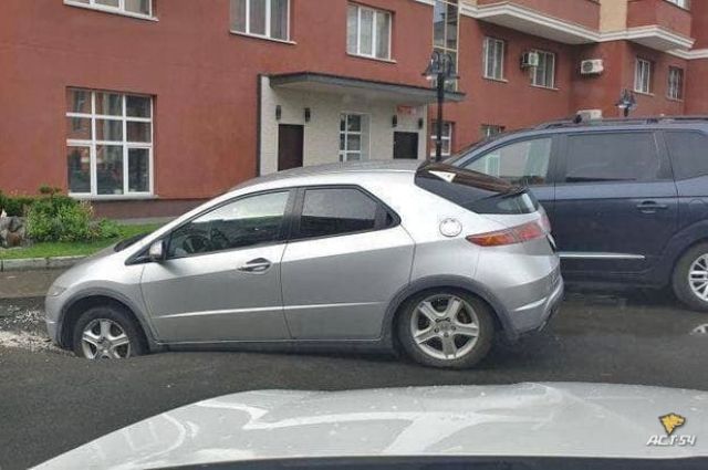 Иномарка провалилась в яму во дворе в центре Новосибирска