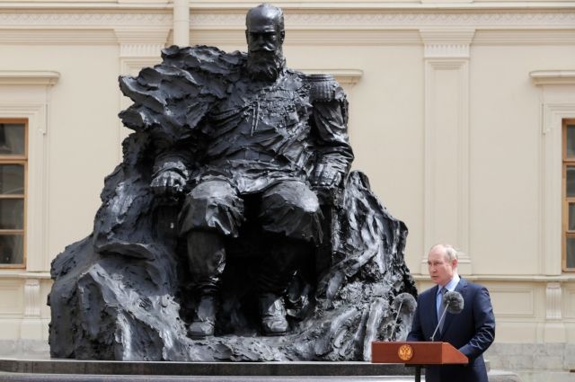 Путин, Беглов и Дрозденко открыли памятник Александру III в Гатчине