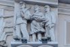 Скульптурные изображения рабочих  крестьян украшают здание центрального телеграфа напротив цирка (ул. Пролетарская, 12)