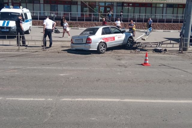 В Омске водитель такси сбил двух пешеходов и скрылся с места ДТП