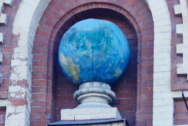 Целый земной шар разместился на фасаде отдела природы Иркутского областного краеведческого музея (ул. Карла Маркса, 11)