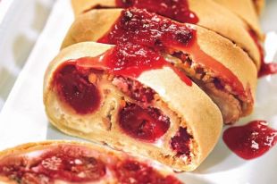 Готовим вкусную выпечку: рецепт штруделя с творогом и вишней