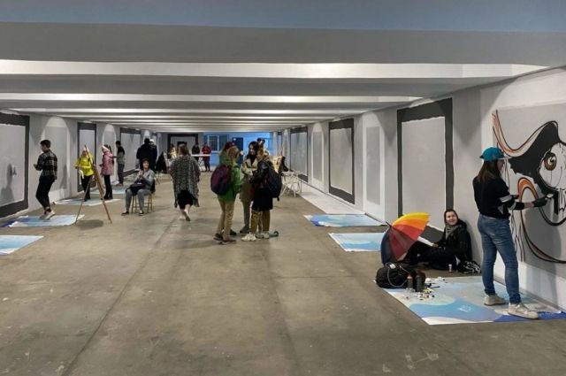 Художники разрисовывают подземный переход на Белинского в Красноярске