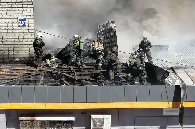 Крыша супермаркета загорелась в Дзержинском районе в Новосибирска