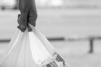 Зеленский подписал закон о запрете пластиковых пакетов