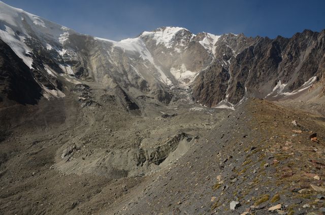 В центре снимка — фронтальная часть языка ледника Колка. Мутноватый фон на склоне слева — пыль от каменных обвалов, которые продолжаются до сих пор. Фото сделано 7 сентября 2020 года.